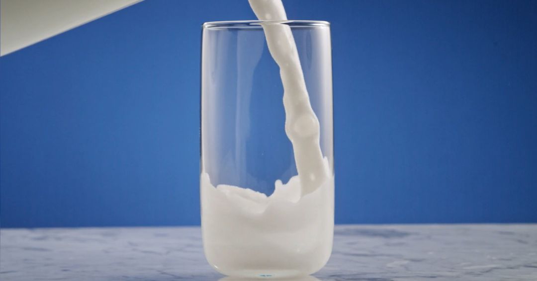 Izbor između punomasnog i obranog mleka direktno se odnosi na nutritivne razlike u mleku