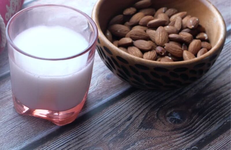 Bademovo mleko ima oko 60 kcal, 2 g proteina, 5 g masti i 1 g ugljenih hidrata po 250 ml.