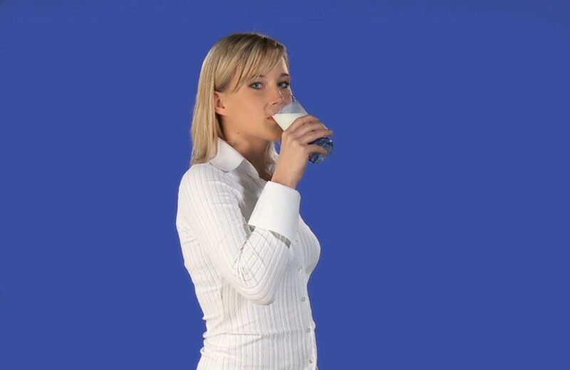Mleko sa manje masti ima manje kalorija; biljna mleka često sadrže dodatne šećere i manje proteina.