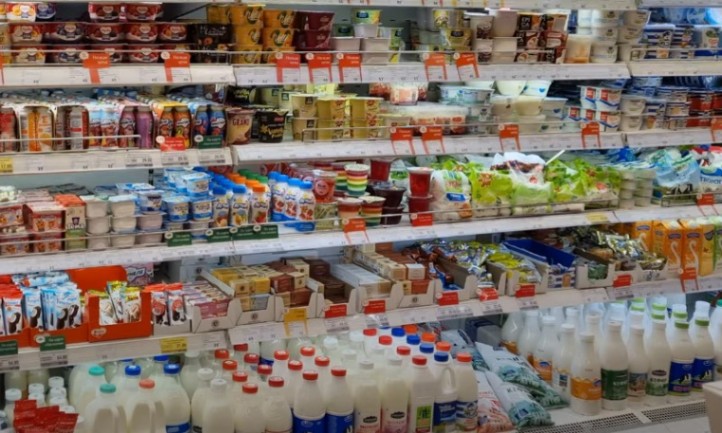 Raf sa mlečnim proizvodima u marketu